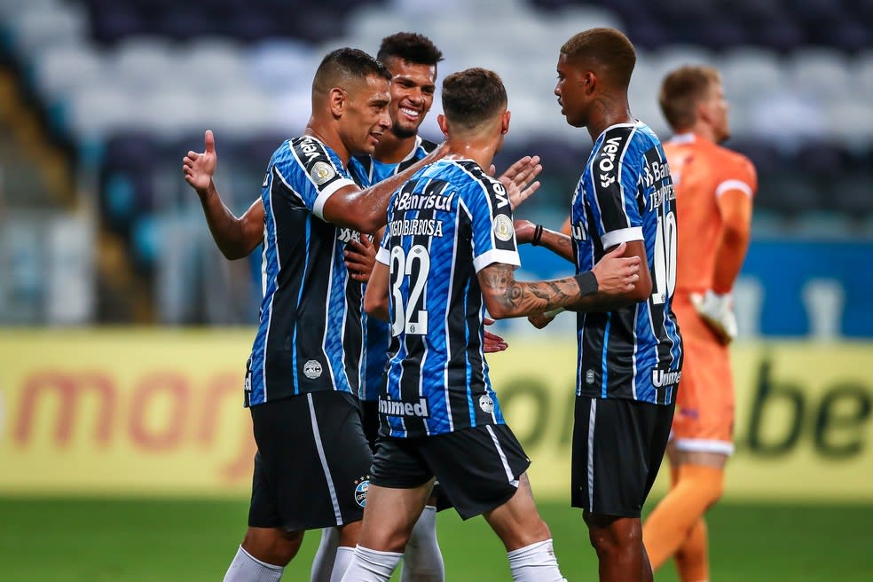 Grêmio diminui distância para líderes e seca o Inter para seguir no G-4 do Brasileirão