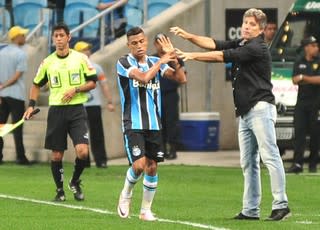 Renato adota jogo moderno, e Grêmio vence por 1 a 0