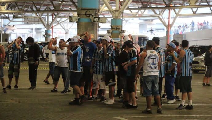 Grupo de torcedores protesta após nova derrota do Grêmio na Arena