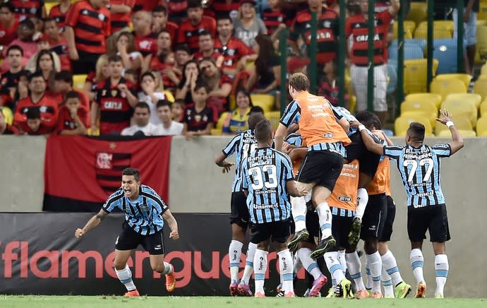 Maraca tem protesto contra o racismo, aplausos na derrota e festa gremista