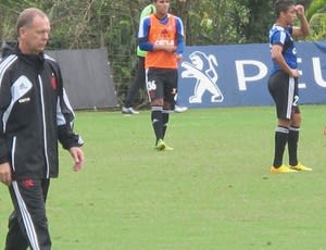 João Paulo treina com bola e deve ficar à disposição de Mano