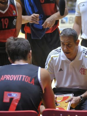 Em duelo emocionante, Flamengo bate Brasília com show de argentino