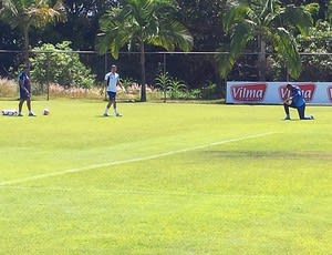 Enquanto Goulart deixa treino mais cedo, goleiros têm manhã puxada