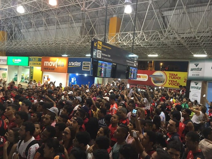 Clima de festa: Torcida rubro-negra faz recepção calorosa ao time de Muricy