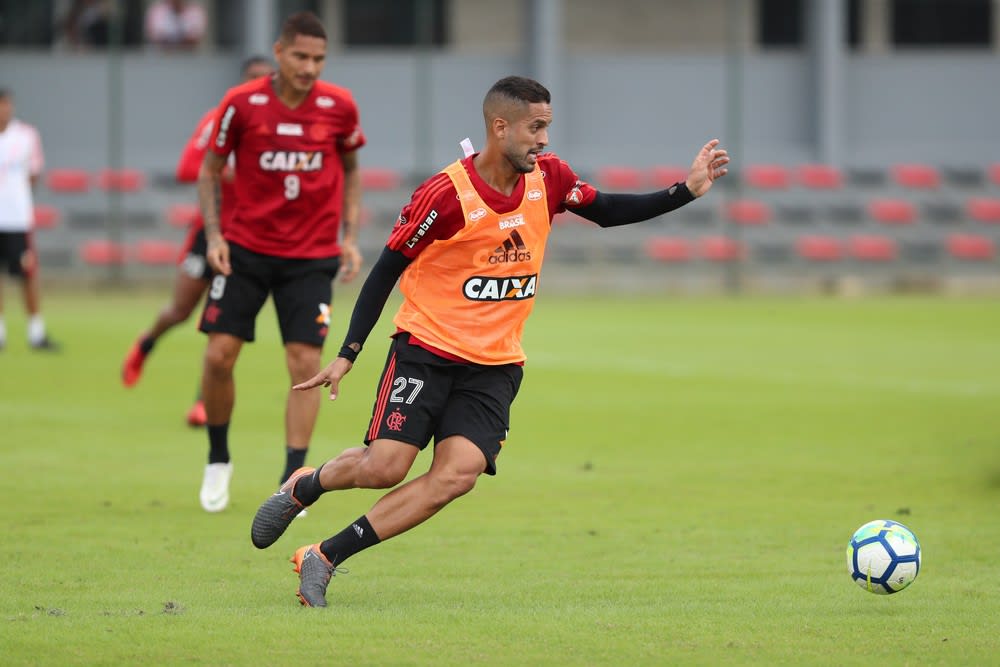 Romulo volta a ser titular no Fla após cinco meses