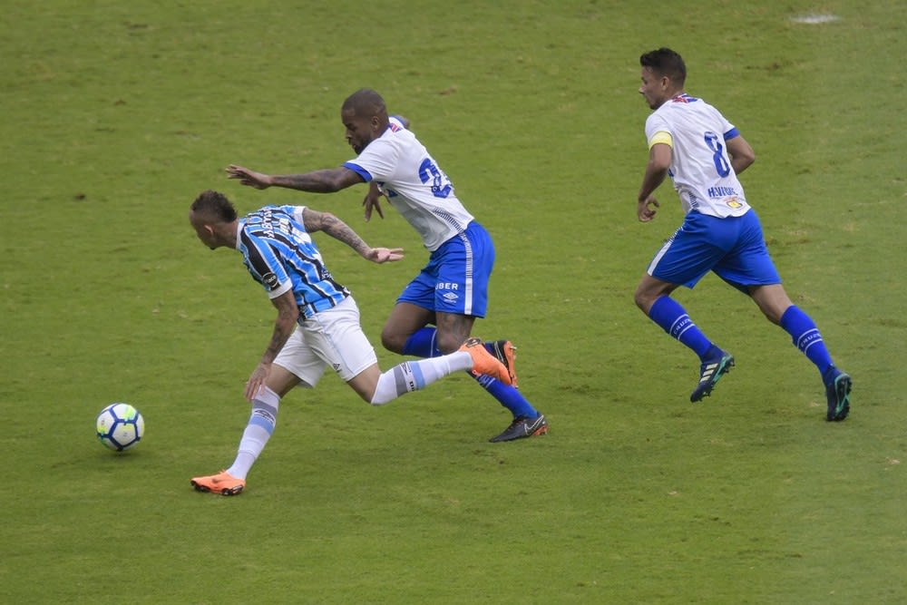 Dominado em casa: Cruzeiro abusa de lançamentos, erra passes e vê Grêmio controlar a bola