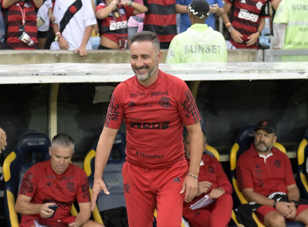 Vítor Pereira lamenta derrota, mas ressalta futebol exibido: Vi um time unido