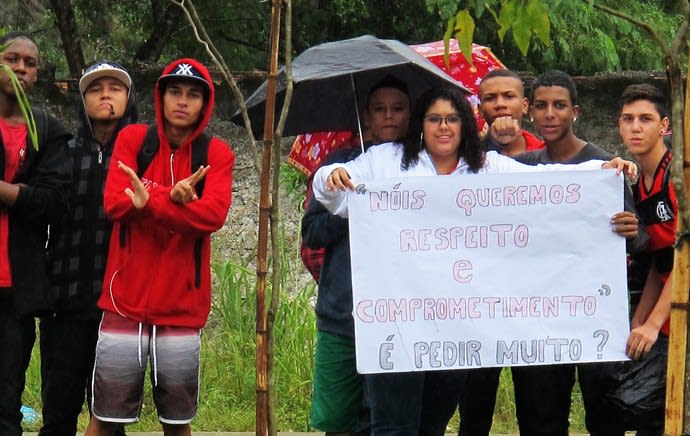 Torcida do Flamengo faz protesto na porta do Ninho do Urubu