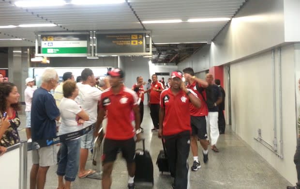 Em silêncio e cansados, jogadores do Flamengo desembarcam no Rio