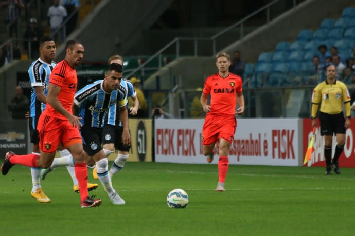 Jogadores lamentam empate em casa do Grêmio: “Jogamos mais”