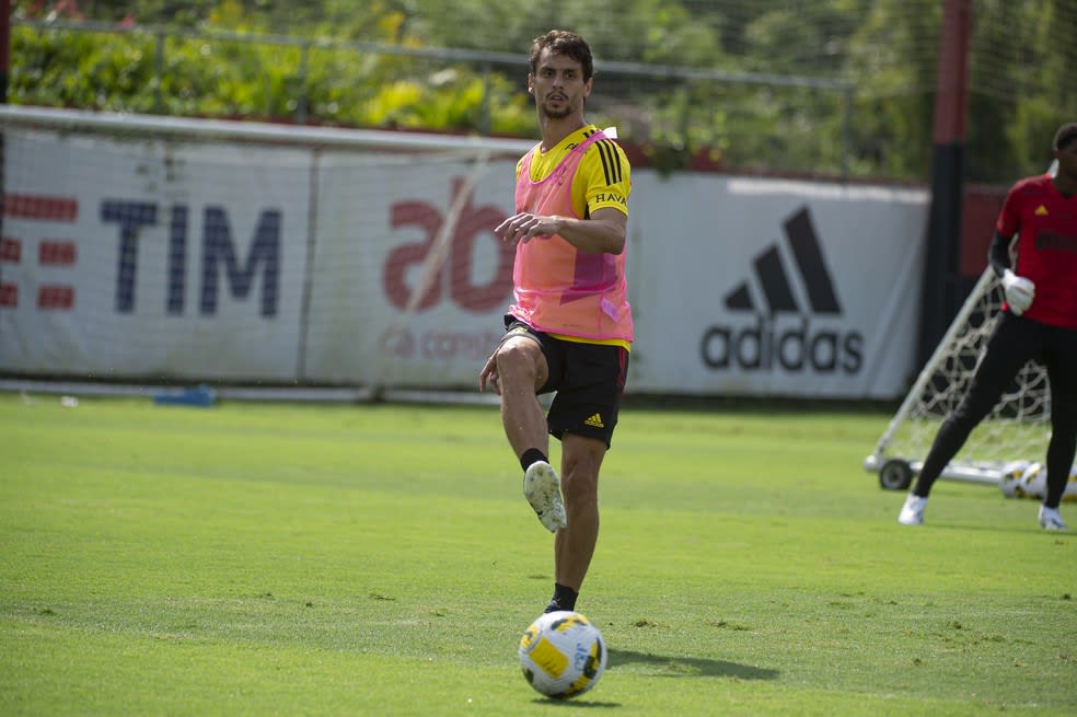 Em recuperação de lesão no joelho, Rodrigo Caio treina com bola no Flamengo