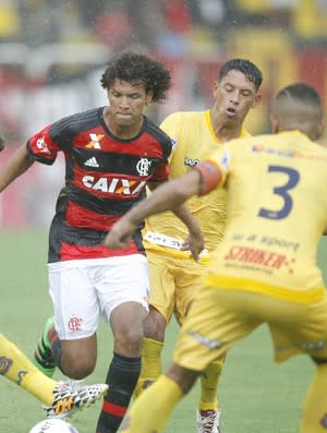 Edinho aprova vitória magra e vê o Flamengo tentando melhorar