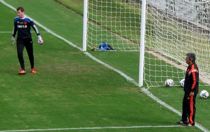 Paulo Victor ameniza disputa com Felipe no Fla: Tem de haver respeito