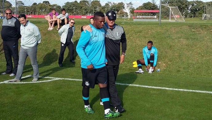 Jovem da base do Grêmio pede desculpas por erro em estreia contra