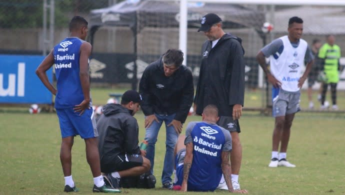 Luan sente dores após dividida e deixa treino coletivo do Grêmio mais cedo