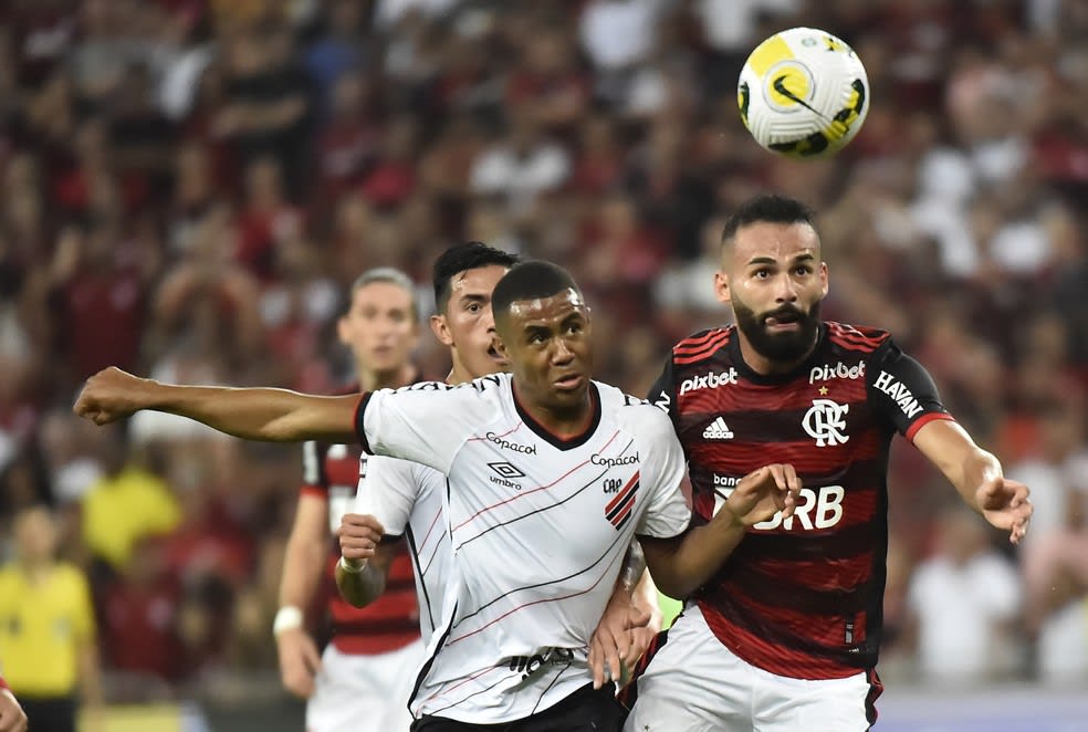 NOTAS DA PARTIDA: volantes se destacam em noite de pressão e chances perdidas no Maracanã