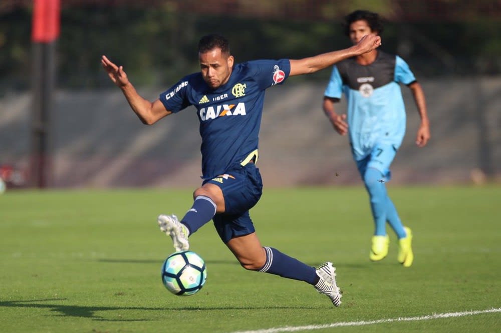 Ex-time envia transferência de Geuvânio, e Fla espera jogador para enfrentar o Grêmio