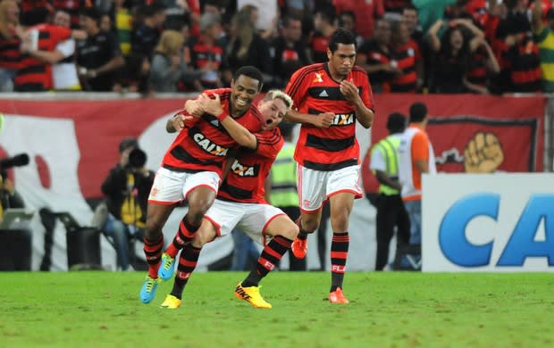 Elias e João Paulo, na empolgação, falam em vitória no clássico