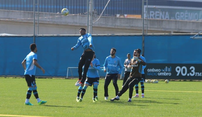 Roger ajusta posicionamento do Grêmio com treino sincronizado