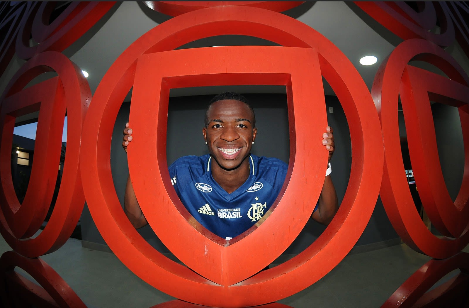 Sem medo de cara feia, Vinicius sonha com Copa e avisa: Levar porrada faz parte