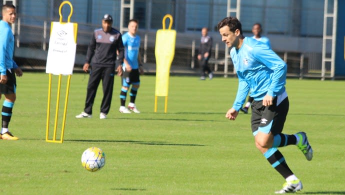 Bobô volta a treinar, mas Roger indica Grêmio sem trocas contra o Palmeiras