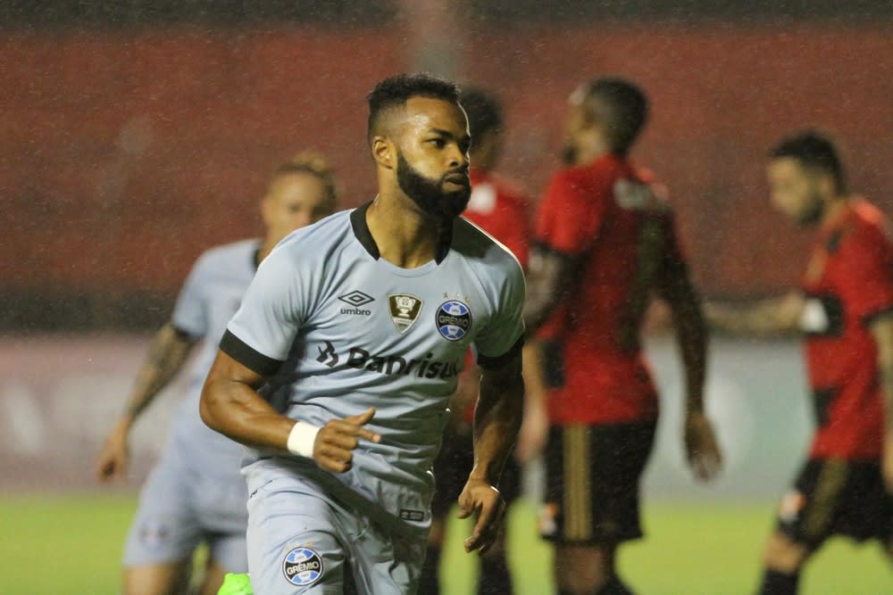 Defesa sucumbe em derrota do Grêmio; com gols, Fernandinho se salva