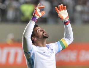 Goleiro Fábio comemora vitória sobre rival e recorde de jogos pelo Cruzeiro