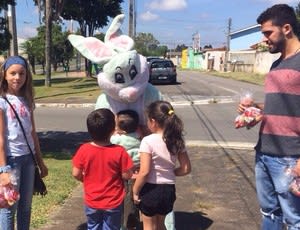 Armador do Fla dá uma de coelho e alegra Páscoa de crianças em Curitiba