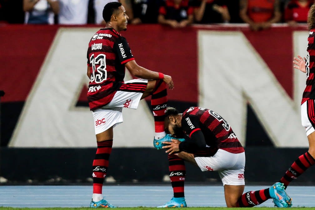 Lázaro encontra seu espaço, ganha minutos e lidera nas assistências com Paulo Sousa