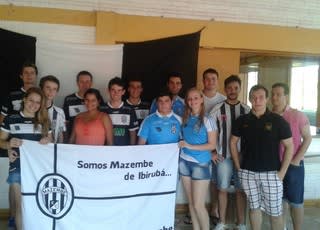 Amigos criam o Mazembe gaúcho e até colorados participam do time