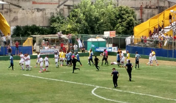 Briga em São Paulo x Grêmio sub-15 tem 4 expulsos e guardas em campo