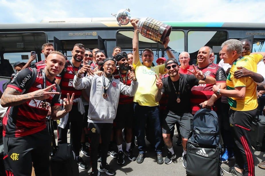 Flamengo chega ao Rio após conquista da Libertadores ao lado do presidente Bolsonaro