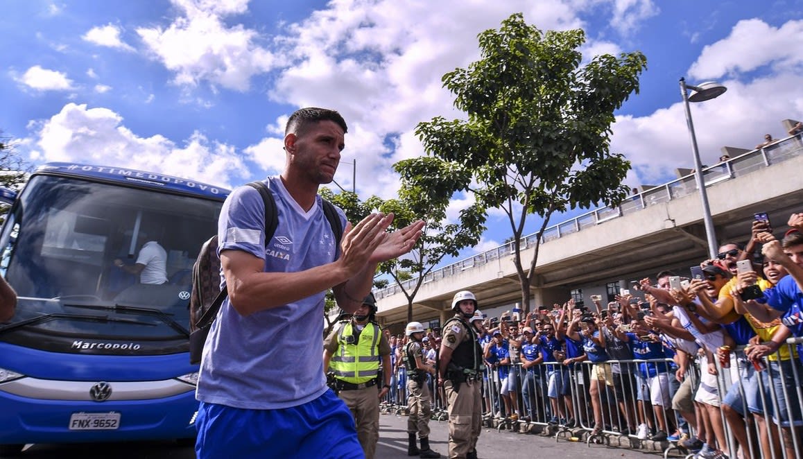 Desembarque no meio da galera foi sugestão de Thiago Neves; veja detalhes