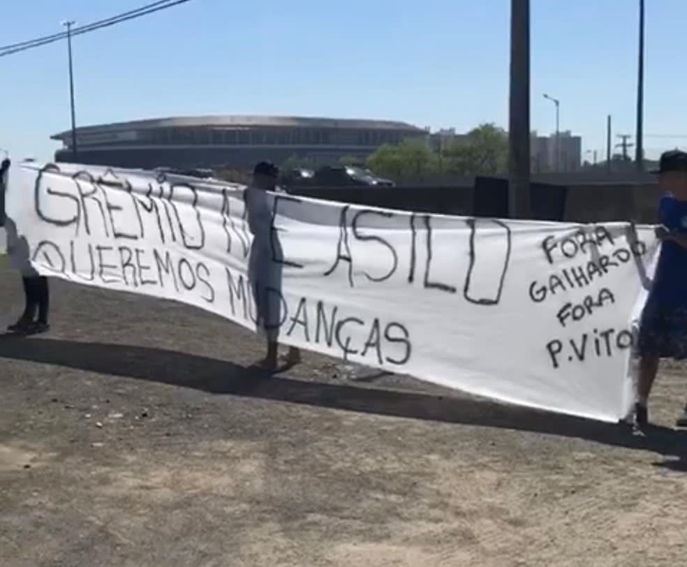 Torcedores do Grêmio se manifestam durante o treino e pede que demissão de jogadores