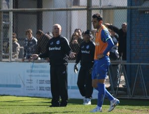 Sete gols em três jogos: Felipão se preocupa e tenta ajustar defesa tricolor