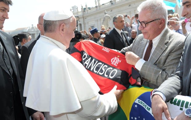 Marcio Braga entrega camisa do Flamengo ao Papa Francisco