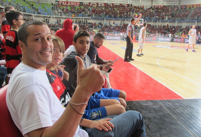 De férias no Rio, Júlio César ataca de torcedor e prestigia o basquete do Fla