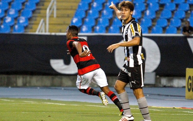 Canela de Hernane decide, Flamengo vence Botafogo e garante vantagem