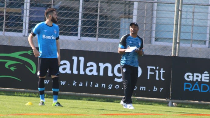 Em treino sem indicar equipe, Roger aprimora posicionamento defensivo