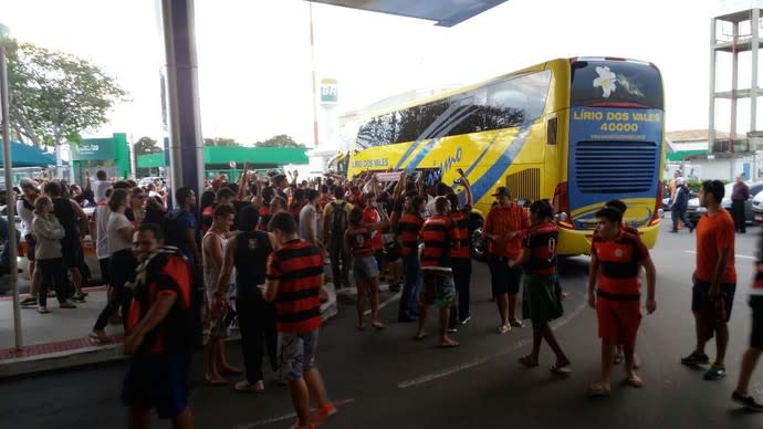 Capixabas fazem festa na chegada do time do Flamengo ao Espírito Santo