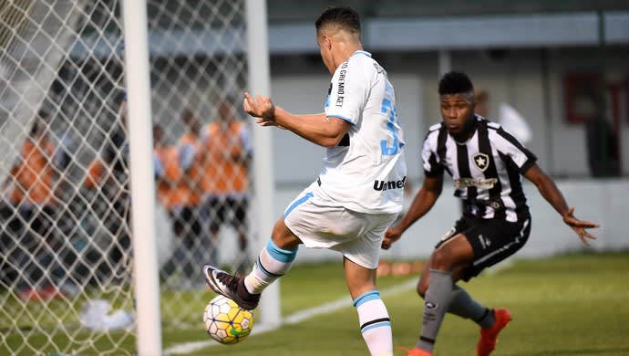 Walace é o pior do Grêmio em derrota para o Bota; Batista marca e vai bem