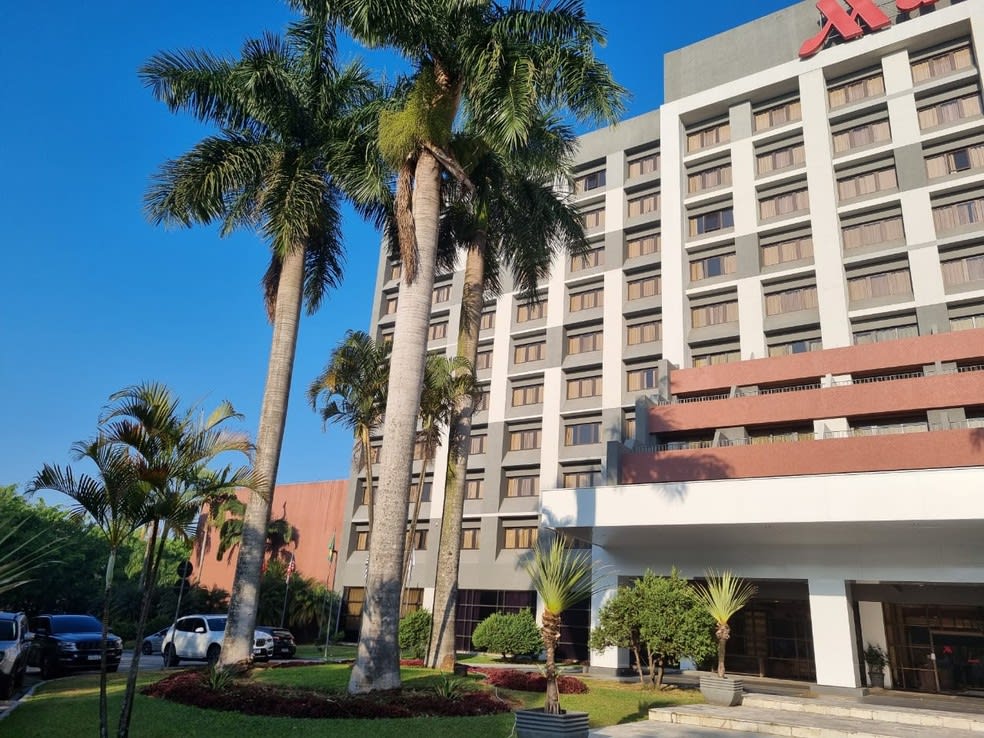 Torcedores do Corinthians fazem foguetório na madrugada no hotel do Flamengo