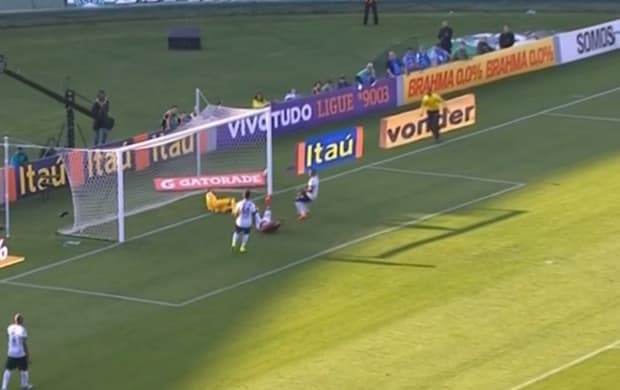 Chance desperdiçada por Alecsandro vence enquete de gol mais perdido