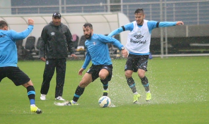 Sem Maicon, Roger cobra intensidade em 1º treino com bola durante parada