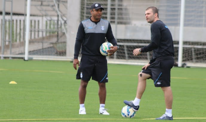 Se vira nos 15: Roger surpreende time e muda jogos com vídeos no intervalo