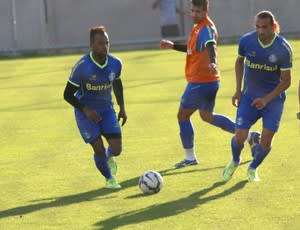 À espera de liberação, Fernandinho treina entre os titulares do Grêmio