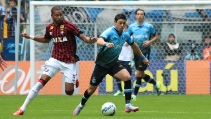 Autor de gol, Giuliano sente dores na coxa esquerda e preocupa no Grêmio