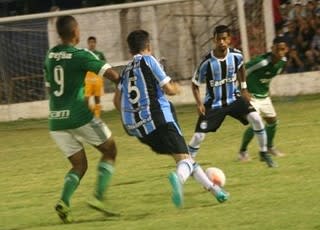 Goleiro do Grêmio dá lençol em rival dentro da área na Copa Santiago