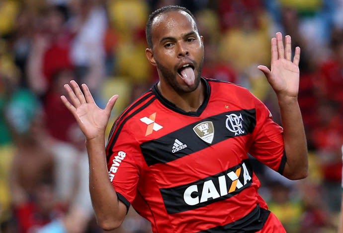 Atual maior algoz do Flu, Alecsandro tenta primeiro gol no clássico pelo Fla