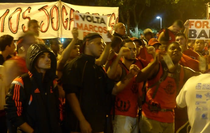 Torcedores do Fla protestam debaixo de chuva na porta da sede da Gávea